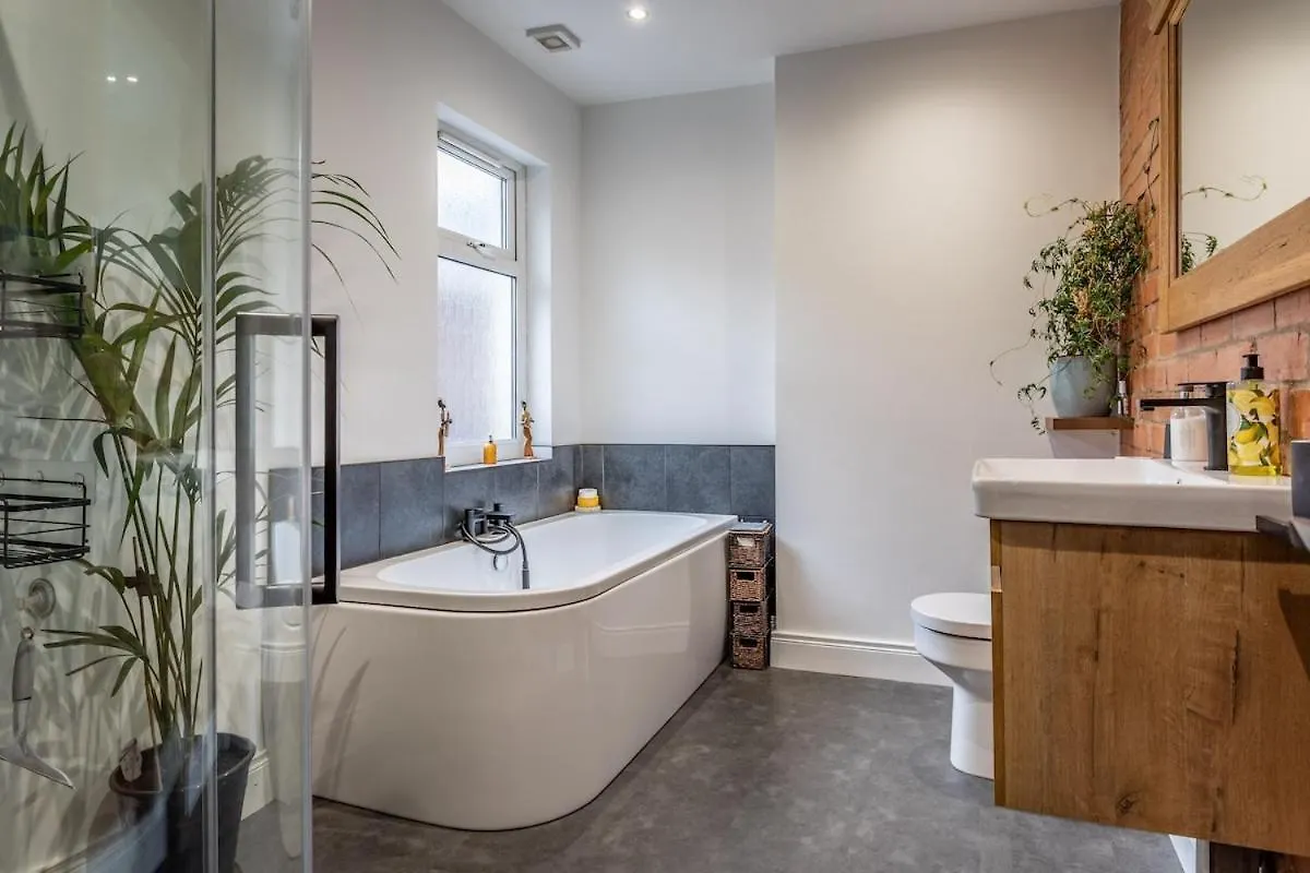 New! Chic And Spacious Townhouse Belfast
