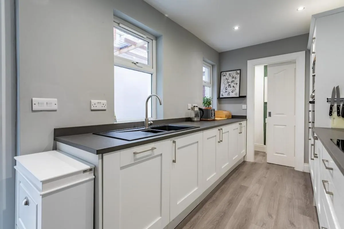 New! Chic And Spacious Townhouse Μπέλφαστ